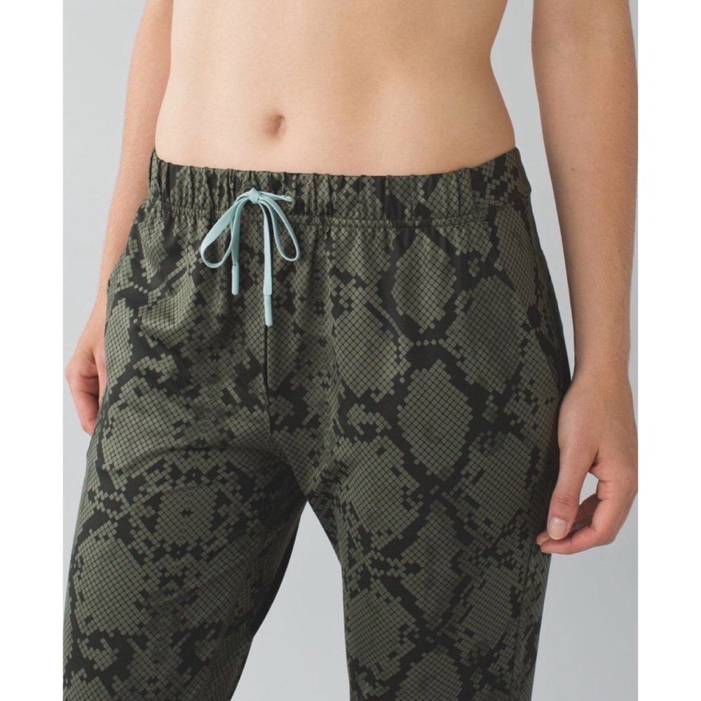 Lululemon Jet Crop (Slim) *Luxtreme Ziggy Snake Fatigue Green Gator Green 4 - Picture 4 of 10